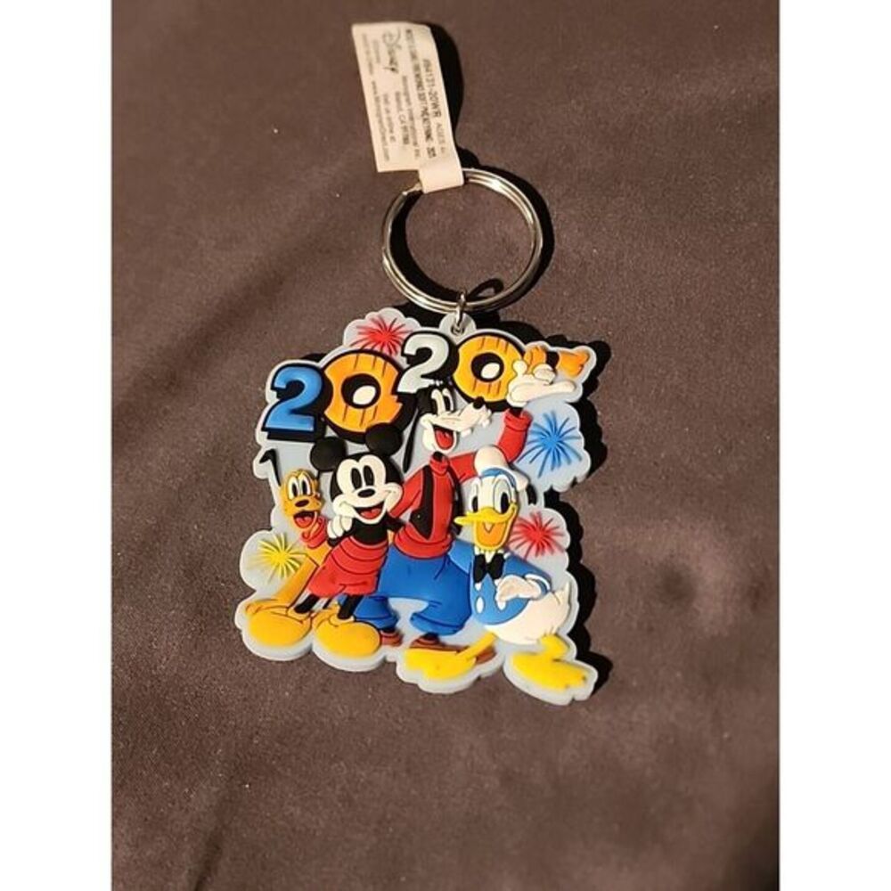 Rare Covid Year Disney Keychain Keyring -‎ 2020 Logo Mickey and Pals Keychain